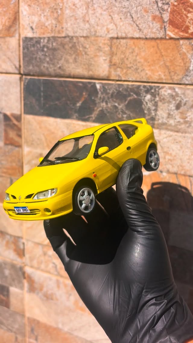 Modelo a escala Nissan Sentra azul — RSN Models Uruguay