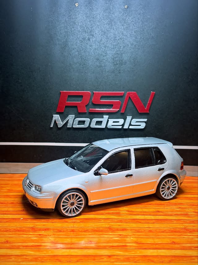 Detalle de modelo VW Golf personalizado a escala — RSN Models