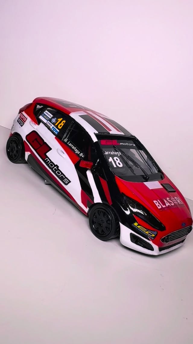 Modelo a escala Ford Fiesta de competición rojo — RSN Models Uruguay
